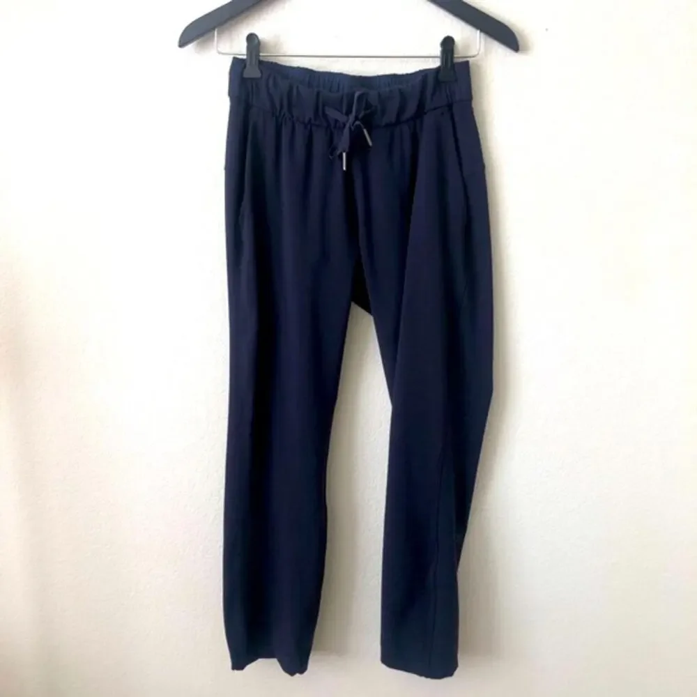 Lululemon On The Fly Pant navy blue 25” inseam